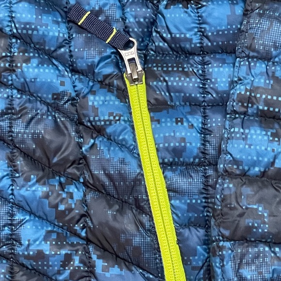 Snozu Boys winter jacket.  Zipper front with two zipper pockets - Picture 4 of 7